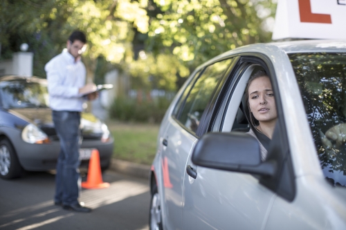 Jakie są najczęstsze przyczyny niezdania egzaminu na prawo jazdy i jak im zapobiec?